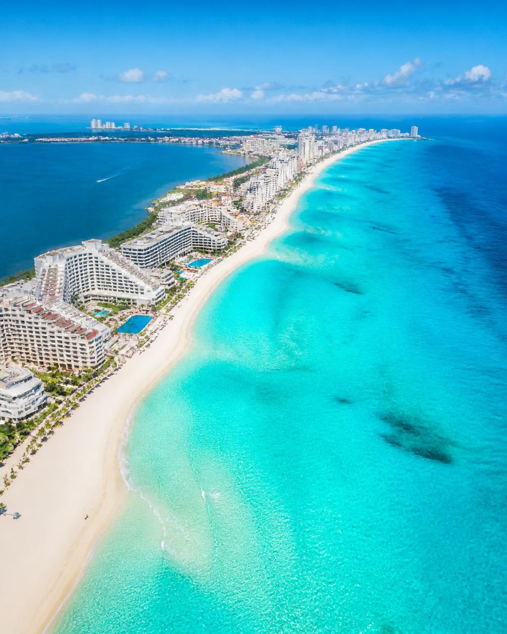 Vista aérea de la playa de Cancún con mar turquesa y arena blanca