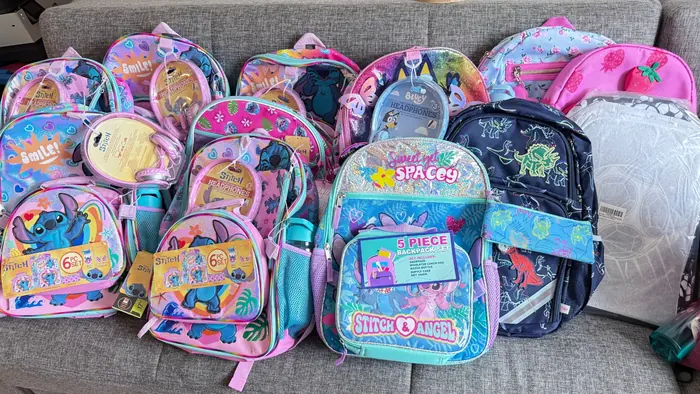 Mochilas infantiles compradas en Estados Unidos para clientes de Hispanicus